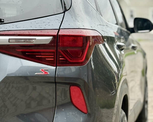 Сірий Кіа Seltos, об'ємом двигуна 1.98 л та пробігом 96 тис. км за 18499 $, фото 10 на Automoto.ua