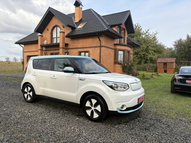 Белый Киа Soul, объемом двигателя 0 л и пробегом 99 тыс. км за 5600 $, фото 2 на Automoto.ua