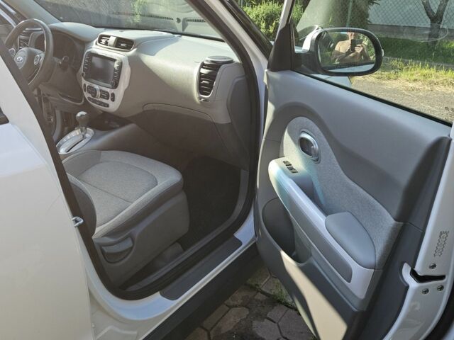 Білий Кіа Soul, об'ємом двигуна 0 л та пробігом 203 тис. км за 9999 $, фото 8 на Automoto.ua