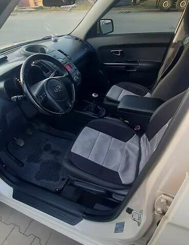 Кіа Soul 2009 у Львові на Automoto.ua Білий Кіа Soul, об'ємом двигуна 1.6 л та пробігом 203 тис. км за 6000 $, фото 13 на Automoto.ua