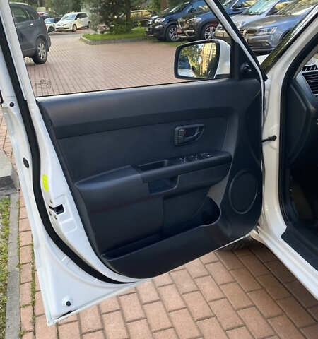 Белый Киа Soul, объемом двигателя 1.6 л и пробегом 203 тыс. км за 7500 $, фото 25 на Automoto.ua