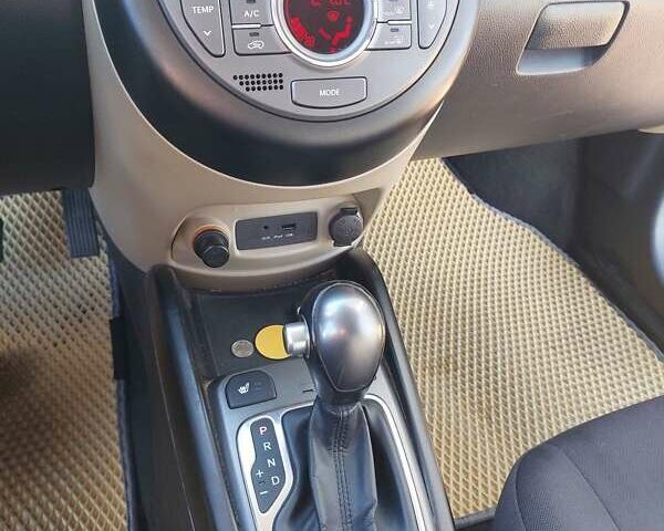 Белый Киа Soul, объемом двигателя 1.6 л и пробегом 150 тыс. км за 9500 $, фото 18 на Automoto.ua