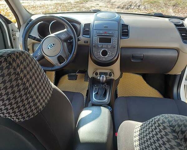 Белый Киа Soul, объемом двигателя 1.6 л и пробегом 150 тыс. км за 9500 $, фото 21 на Automoto.ua