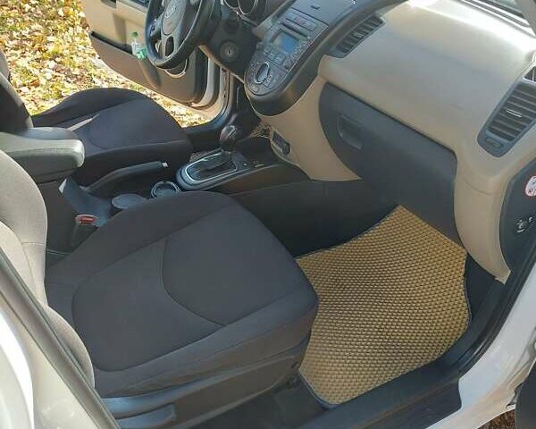 Белый Киа Soul, объемом двигателя 1.6 л и пробегом 150 тыс. км за 9500 $, фото 22 на Automoto.ua