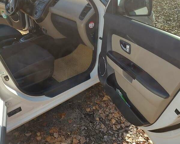 Белый Киа Soul, объемом двигателя 1.6 л и пробегом 150 тыс. км за 9500 $, фото 28 на Automoto.ua