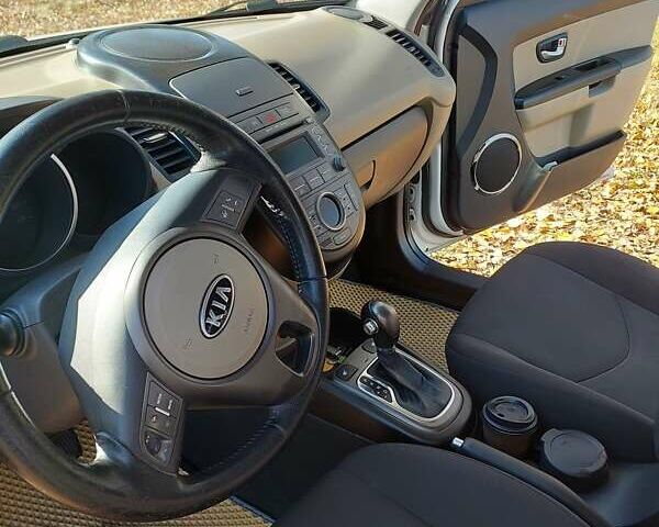 Белый Киа Soul, объемом двигателя 1.6 л и пробегом 150 тыс. км за 9500 $, фото 20 на Automoto.ua
