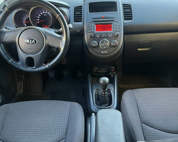 Белый Киа Soul, объемом двигателя 1.59 л и пробегом 197 тыс. км за 6500 $, фото 6 на Automoto.ua