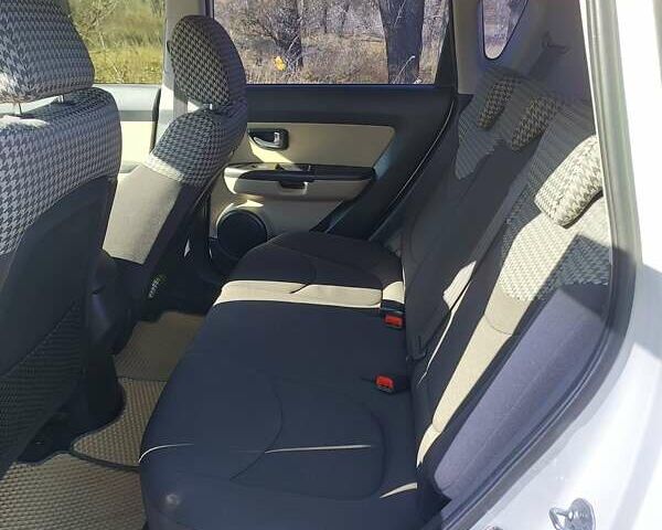 Белый Киа Soul, объемом двигателя 1.6 л и пробегом 150 тыс. км за 9500 $, фото 24 на Automoto.ua