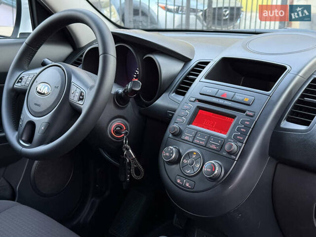 Білий Кіа Soul, об'ємом двигуна 1.59 л та пробігом 128 тис. км за 8499 $, фото 38 на Automoto.ua