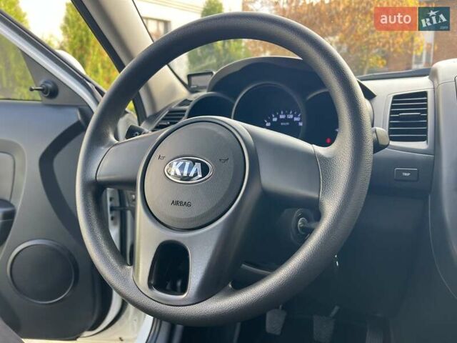 Белый Киа Soul, объемом двигателя 1.6 л и пробегом 95 тыс. км за 7800 $, фото 9 на Automoto.ua