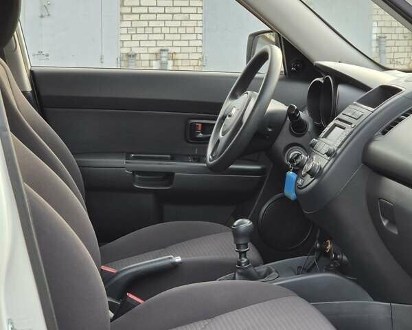 Белый Киа Soul, объемом двигателя 1.59 л и пробегом 70 тыс. км за 7500 $, фото 18 на Automoto.ua