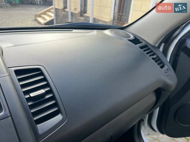 Белый Киа Soul, объемом двигателя 1.6 л и пробегом 95 тыс. км за 7800 $, фото 16 на Automoto.ua