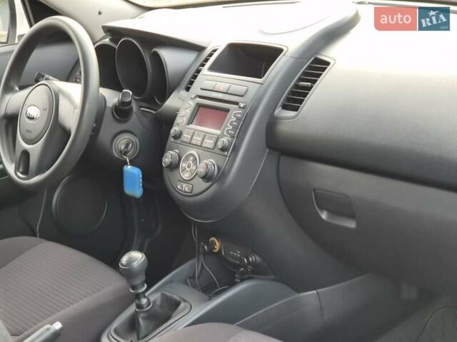 Белый Киа Soul, объемом двигателя 1.59 л и пробегом 70 тыс. км за 7500 $, фото 16 на Automoto.ua