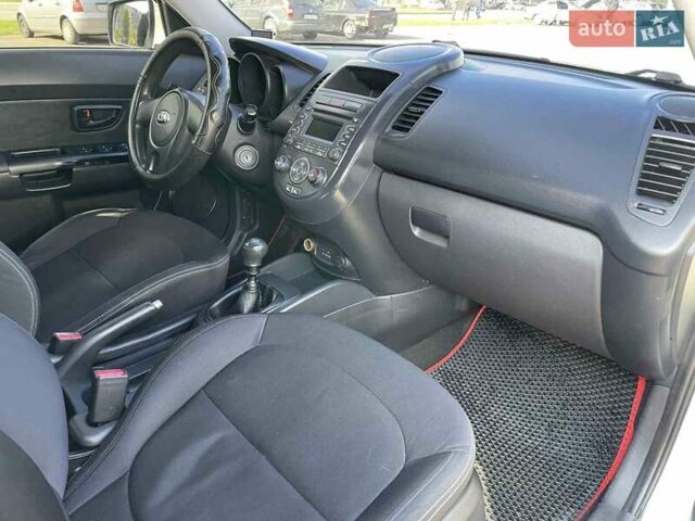 Белый Киа Soul, объемом двигателя 1.59 л и пробегом 251 тыс. км за 7700 $, фото 20 на Automoto.ua