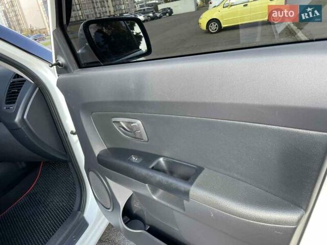 Белый Киа Soul, объемом двигателя 1.59 л и пробегом 251 тыс. км за 7700 $, фото 19 на Automoto.ua