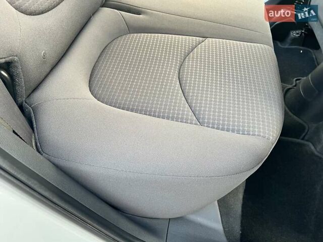 Белый Киа Soul, объемом двигателя 1.6 л и пробегом 95 тыс. км за 7800 $, фото 23 на Automoto.ua
