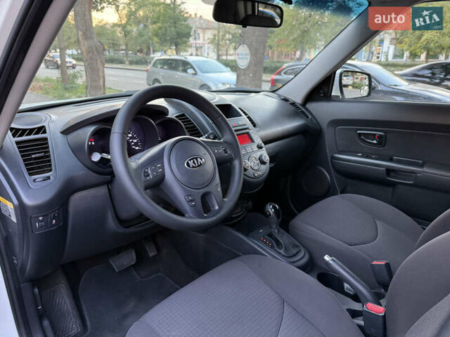 Білий Кіа Soul, об'ємом двигуна 1.59 л та пробігом 128 тис. км за 8499 $, фото 19 на Automoto.ua