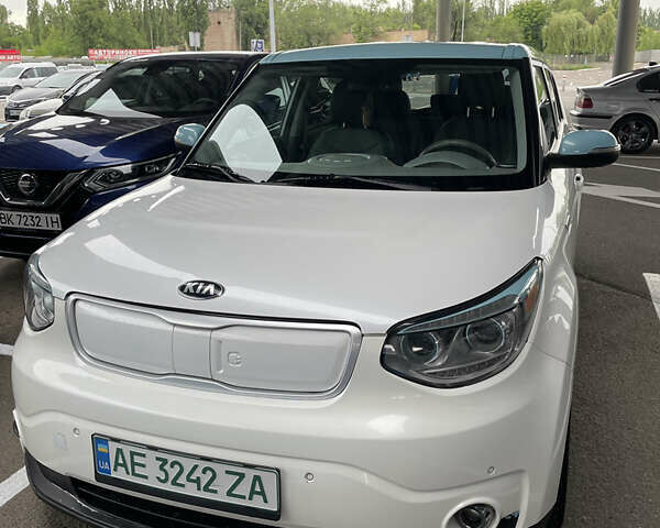 Белый Киа Soul, объемом двигателя 0 л и пробегом 136 тыс. км за 8800 $, фото 1 на Automoto.ua