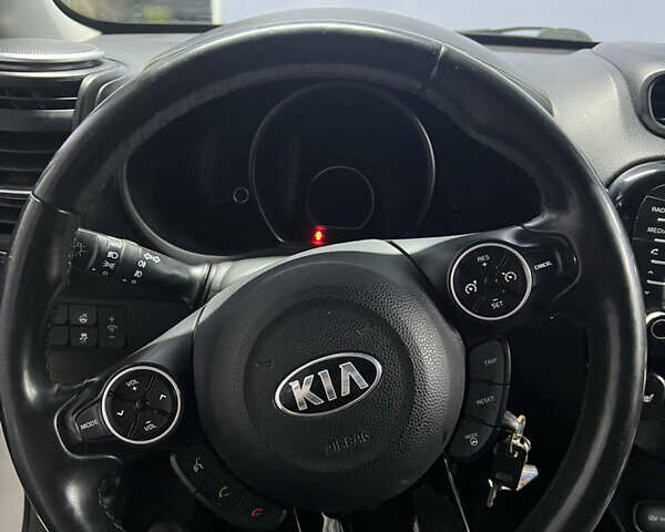 Белый Киа Soul, объемом двигателя 1.58 л и пробегом 190 тыс. км за 10000 $, фото 8 на Automoto.ua