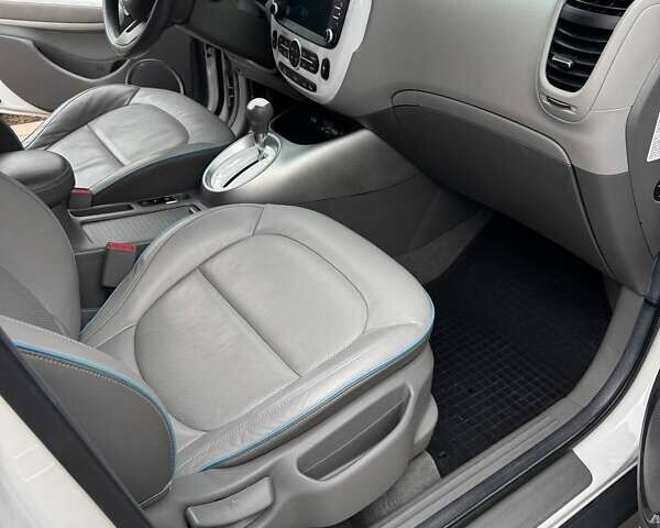 Белый Киа Soul, объемом двигателя 0 л и пробегом 143 тыс. км за 7600 $, фото 4 на Automoto.ua