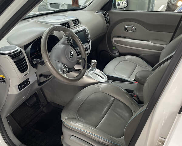 Белый Киа Soul, объемом двигателя 0 л и пробегом 136 тыс. км за 8800 $, фото 4 на Automoto.ua
