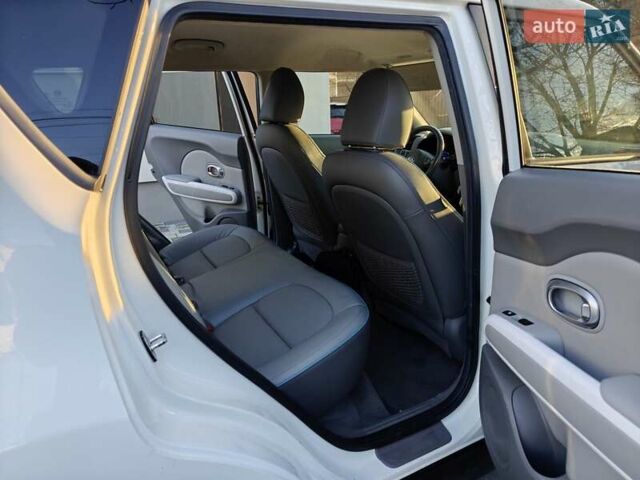 Белый Киа Soul, объемом двигателя 0 л и пробегом 132 тыс. км за 6750 $, фото 9 на Automoto.ua