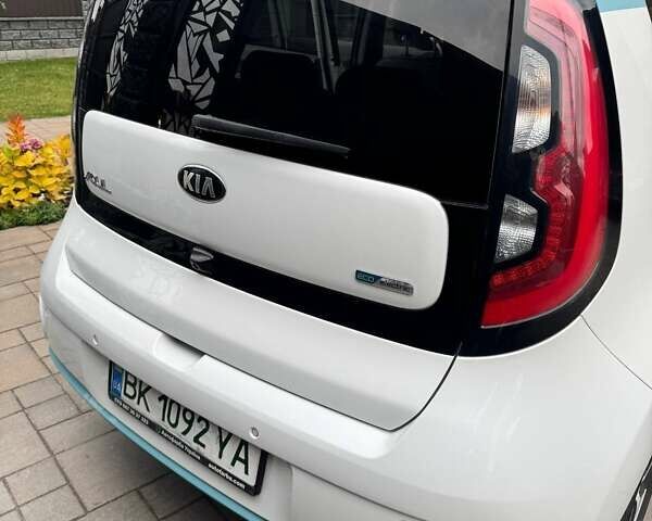 Белый Киа Soul, объемом двигателя 0 л и пробегом 143 тыс. км за 7600 $, фото 2 на Automoto.ua