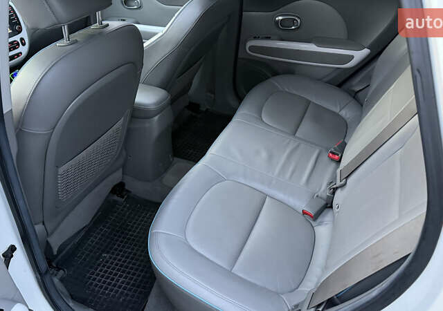 Белый Киа Soul, объемом двигателя 0 л и пробегом 130 тыс. км за 10999 $, фото 6 на Automoto.ua