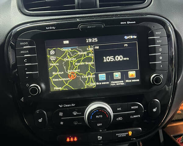 Белый Киа Soul, объемом двигателя 1.58 л и пробегом 190 тыс. км за 10000 $, фото 10 на Automoto.ua