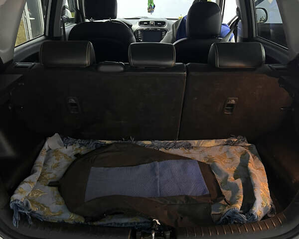 Белый Киа Soul, объемом двигателя 1.58 л и пробегом 190 тыс. км за 10000 $, фото 5 на Automoto.ua