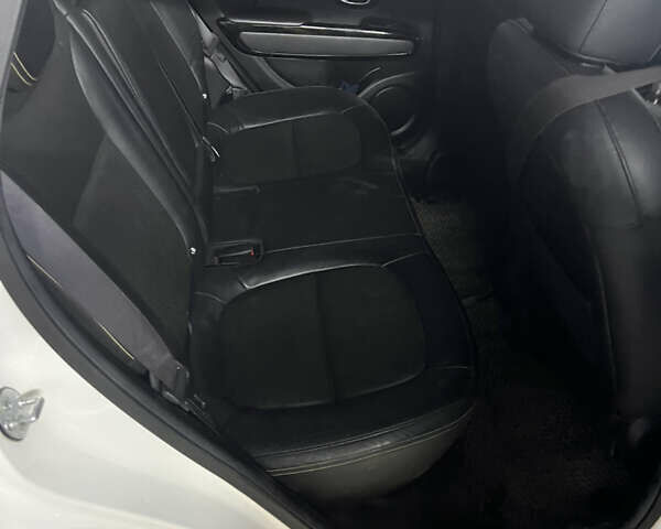 Белый Киа Soul, объемом двигателя 1.58 л и пробегом 190 тыс. км за 10000 $, фото 6 на Automoto.ua