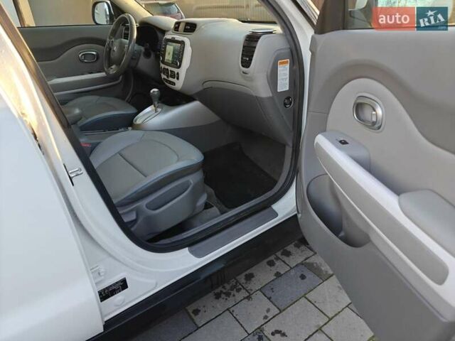 Белый Киа Soul, объемом двигателя 0 л и пробегом 132 тыс. км за 6750 $, фото 7 на Automoto.ua