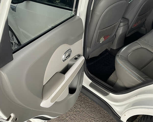 Белый Киа Soul, объемом двигателя 0 л и пробегом 136 тыс. км за 8800 $, фото 7 на Automoto.ua