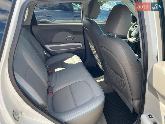 Киа Soul 2016 в Житомире на Automoto.ua Белый Киа Soul, объемом двигателя 0 л и пробегом 132 тыс. км за 7999 $, фото 11 на Automoto.ua