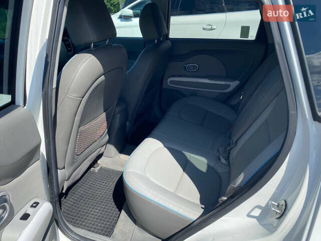 Киа Soul 2016 в Житомире на Automoto.ua Белый Киа Soul, объемом двигателя 0 л и пробегом 132 тыс. км за 7999 $, фото 10 на Automoto.ua