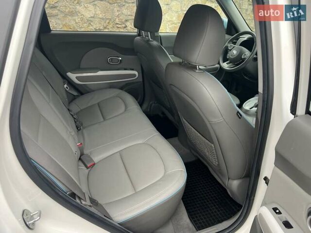Білий Кіа Soul, об'ємом двигуна 0 л та пробігом 128 тис. км за 6750 $, фото 21 на Automoto.ua