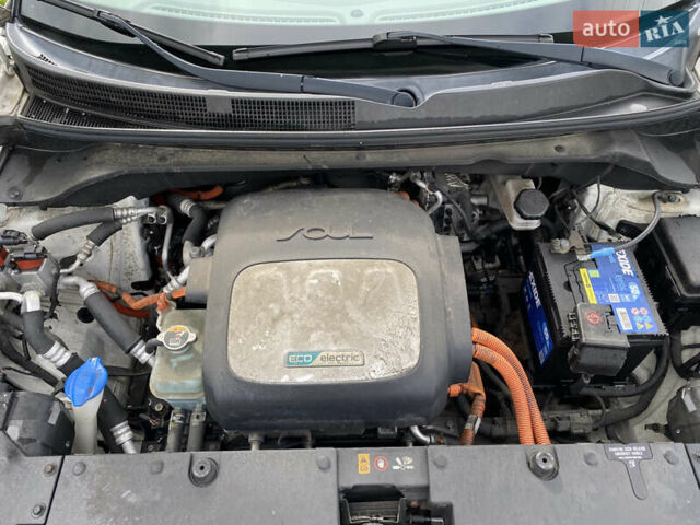Білий Кіа Soul, об'ємом двигуна 0 л та пробігом 127 тис. км за 7500 $, фото 41 на Automoto.ua