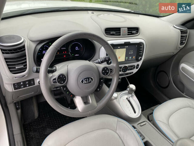 Білий Кіа Soul, об'ємом двигуна 0 л та пробігом 127 тис. км за 7500 $, фото 31 на Automoto.ua