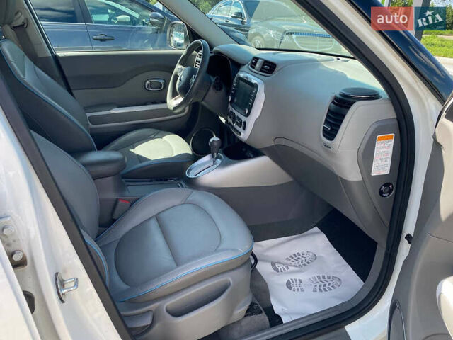 Киа Soul 2016 в Житомире на Automoto.ua Белый Киа Soul, объемом двигателя 0 л и пробегом 132 тыс. км за 7999 $, фото 9 на Automoto.ua