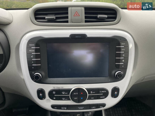 Білий Кіа Soul, об'ємом двигуна 0 л та пробігом 127 тис. км за 7500 $, фото 36 на Automoto.ua