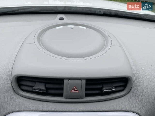 Білий Кіа Soul, об'ємом двигуна 0 л та пробігом 127 тис. км за 7500 $, фото 37 на Automoto.ua