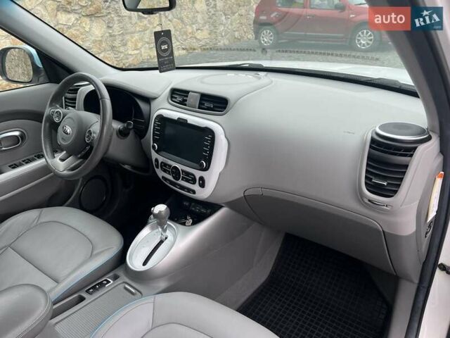 Білий Кіа Soul, об'ємом двигуна 0 л та пробігом 128 тис. км за 6750 $, фото 25 на Automoto.ua