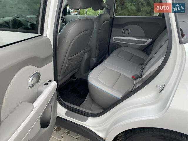 Білий Кіа Soul, об'ємом двигуна 0 л та пробігом 127 тис. км за 7500 $, фото 26 на Automoto.ua