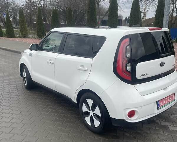 Белый Киа Soul, объемом двигателя 0 л и пробегом 101 тыс. км за 11900 $, фото 2 на Automoto.ua