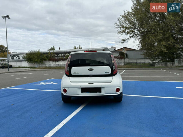 Белый Киа Soul, объемом двигателя 0 л и пробегом 123 тыс. км за 12500 $, фото 8 на Automoto.ua