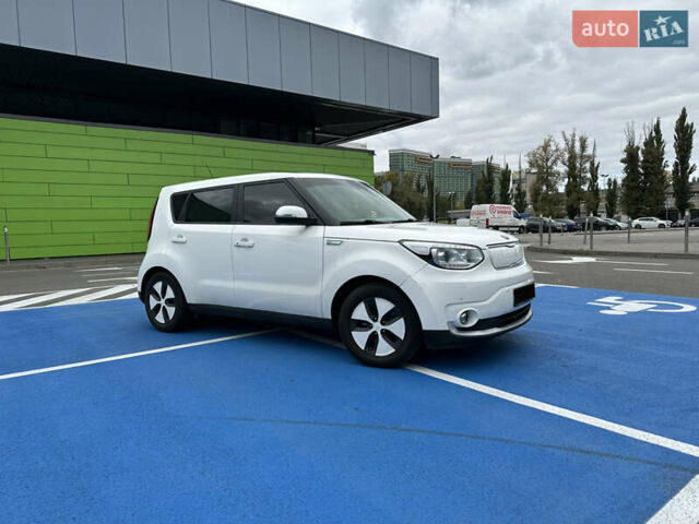 Белый Киа Soul, объемом двигателя 0 л и пробегом 123 тыс. км за 12500 $, фото 7 на Automoto.ua