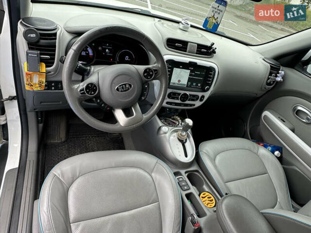 Белый Киа Soul, объемом двигателя 0 л и пробегом 123 тыс. км за 12500 $, фото 9 на Automoto.ua
