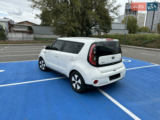 Белый Киа Soul, объемом двигателя 0 л и пробегом 123 тыс. км за 12500 $, фото 6 на Automoto.ua