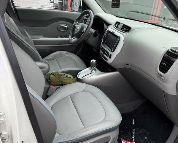 Белый Киа Soul, объемом двигателя 0 л и пробегом 153 тыс. км за 8300 $, фото 3 на Automoto.ua