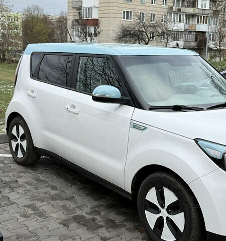 Белый Киа Soul, объемом двигателя 0 л и пробегом 172 тыс. км за 5850 $, фото 2 на Automoto.ua